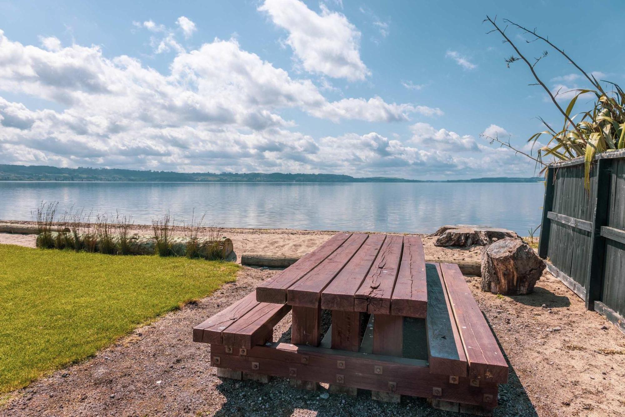 Jandals & Joy Lakefront Retreat ロトルア エクステリア 写真