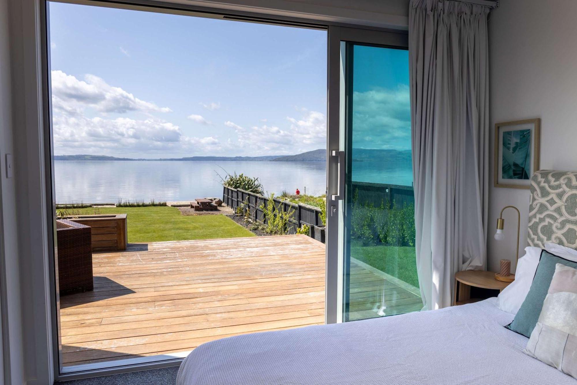 Jandals & Joy Lakefront Retreat ロトルア エクステリア 写真