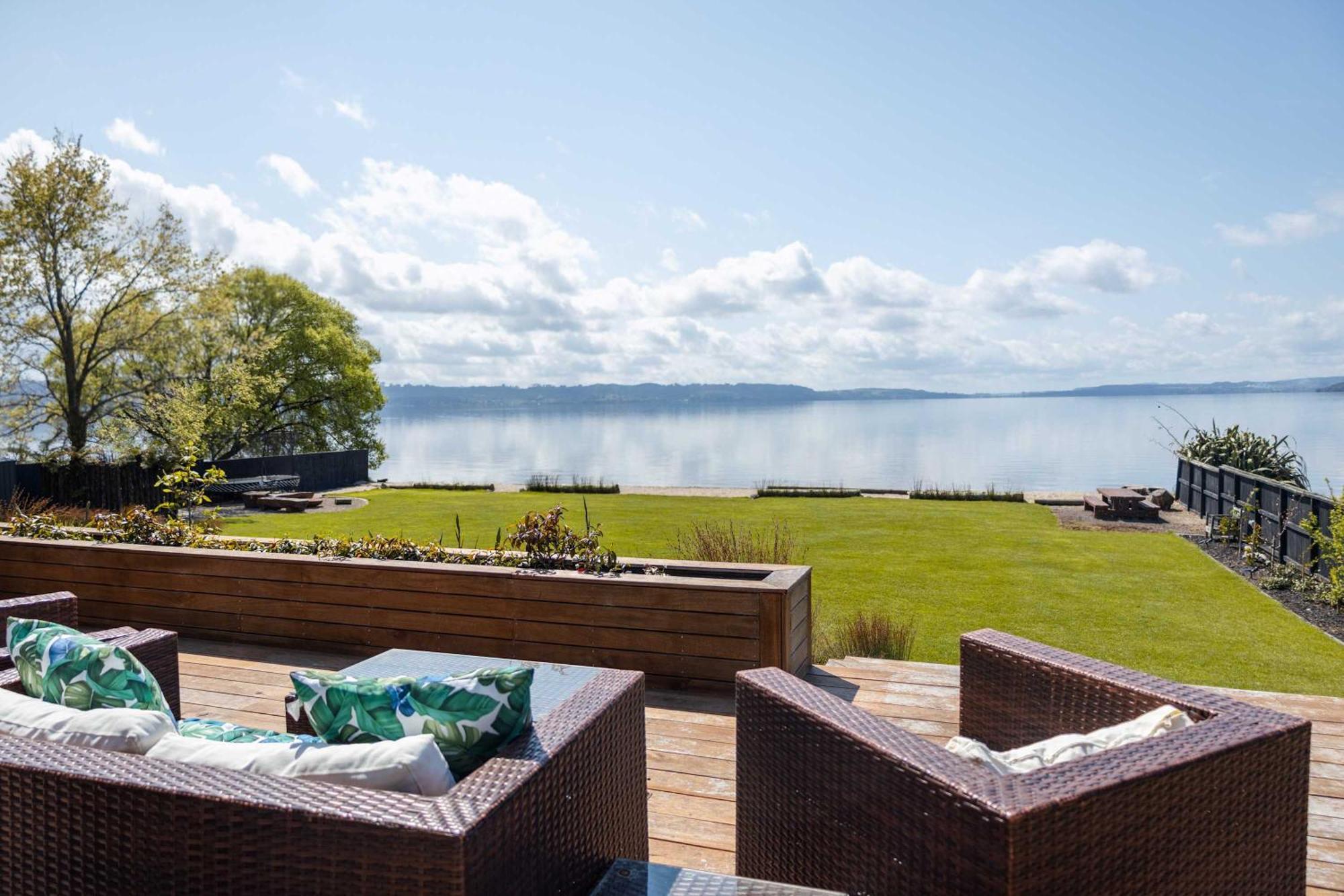 Jandals & Joy Lakefront Retreat ロトルア エクステリア 写真